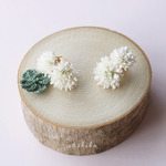 シロツメクサの布花ピアス　（片方四葉のクローバー付き）