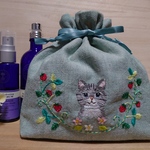 ネコとイチゴの刺繍巾着