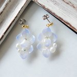 ほんのり水色朝露あじさいピアス(チタンピアス)