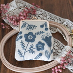 青い花刺繍のがま口ポーチ、カードケース