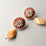 ＜titi～ナンデモナイヒノ耳飾～＞刺繍ピアス◎ブラウン×モカベージュ◎アレルギー対応/ロングポスト変更可能