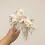 キナリホワイトの花束風シュシュ