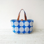 鮮やかブルーのサークルフラワー トートバッグ