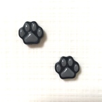 黒猫の肉球ピアス