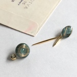アシンメトリー 深いグリーンのヴィンテージガラスボタンのイヤリング／ピアス   ゴールド