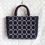ミナペルホネンの人気ファブリック　tambourine　navy×white　のトートバッグ
