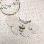 チョコミントカップケーキの刺繍スタイ