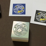 切り絵風　蛍のいる草むらの消しゴムはんこ（持ち手つき）