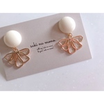 white cabochon × gold flower