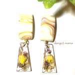 500円☆長方形(ベージュ)☆小ぶり花レジンのピアス/イヤリング
