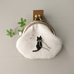 リボン猫の刺繍 がま口財布    コットンパール付き♪       