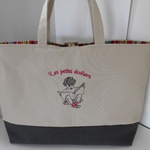 Ａ４サイズフランスの本を読んでいる男の子刺繍の帆布のトートバッグ　　　ホックとポケット付き