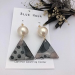【樹脂フックor金属イヤリング】つるっとシックで大人ピンクな三角パールピアス  イヤリング