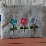 セール☆まるい花刺繍フラットポーチ　麻　訳あり