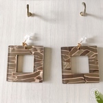 368  スクエアシェルチャームのピアス ベージュブラウン ルハリカ