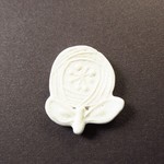 白いお花のブローチ（陶器）