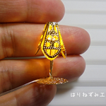 LED組込・電池式テーブルランプ★金の透かしランプシェード★光るミニチュアライト（1/12）卓上ランプ・ビーズ・ドールハウス・照明器具