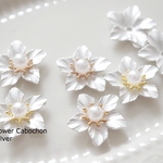 New！６個★ホワイトシルバーのメタルフラワー　花芯・パール付き