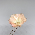 オレンジ色の花かんざし