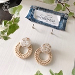 371  キラキラシェルカボションとラタンの2wayピアス  ルハリカ