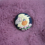 刺繍　オカメインコ（スリーピング）　ブローチ　くるみボタン　鳥