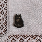 しっぽ巻き黒猫のブローチ