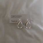 送料無料✴︎アレルギー対応✴︎再販28♡マット シルバー♡twist drop♡ピアス
