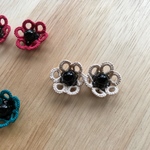 タティングレース 小さい花のピアス（ベージュ）