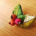 「赤い木の実」刺繍のブローチ