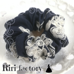 ステッチ◌フラワー🌼ふわもこシフォンシュシュ❤(ネイビー×ﾊﾞﾆﾗ)