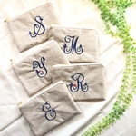 カール。イニシャル。ネイビー。刺繍フラット ポーチ