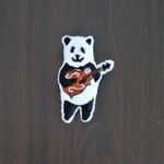 フラットマンドリン演奏のパンダブローチ