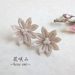 つまみ細工　一輪のお花のピアス　白　/イヤリング