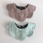白いお花の名前入り刺繍スタイ