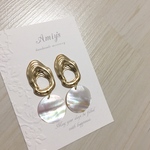 海辺の貝殻 個性的シェルピアス /イヤリング