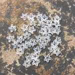 【11×10.5×3mm  100個】5枚花びらすりガラス風花びら アクリルビーズ   ホワイト