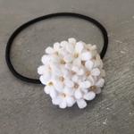 フェルトと刺繍糸のふっくらお花ヘアゴム・ホワイト