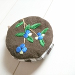 (M様オーダー品)ブルーベリー刺繡のコインケース