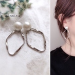 ✴︎再×3販売✴︎大ぶりひし形フープとパール調カボションピアス（カラー:シルバー）