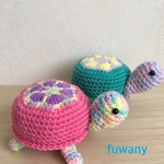 お花模様のピンクなカメさん