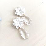 白いお花とドロップのピアス