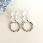 フラワーとシルバーフープピアス