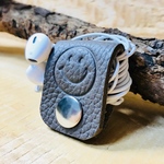 ●ぷっくりニコちゃん●無料ラッピング有り●本革●イヤホンコードホルダー●幅3.5cm●しっかりした革●付けたまま使えて便利●