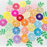 クラフトパンチの花ミックス(デイジー小)花30枚＋葉っぱ10枚