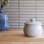 1600年創業 13代目職人 加藤さんのつくる甕（かめ）3合・白（蓋物・味噌入れ・漬物入れ）梅干し約23個ほど、お味噌は約400～500グラムほど入ります 