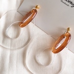 大ぶり アクリルチェーンピアス