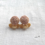 Fleur de mer ビーズ刺繍イヤリング（ペールオレンジ）