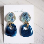 やさしい三角カボションとブルーカラーフープ　ピアス/イヤリング