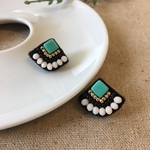 チェコビーズ ☆ターコイズブルー&ホワイトビーズ刺繍ピアス