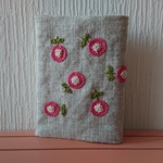 まるいお花の刺繍の文庫本サイズブックカバー　ローズレッド
